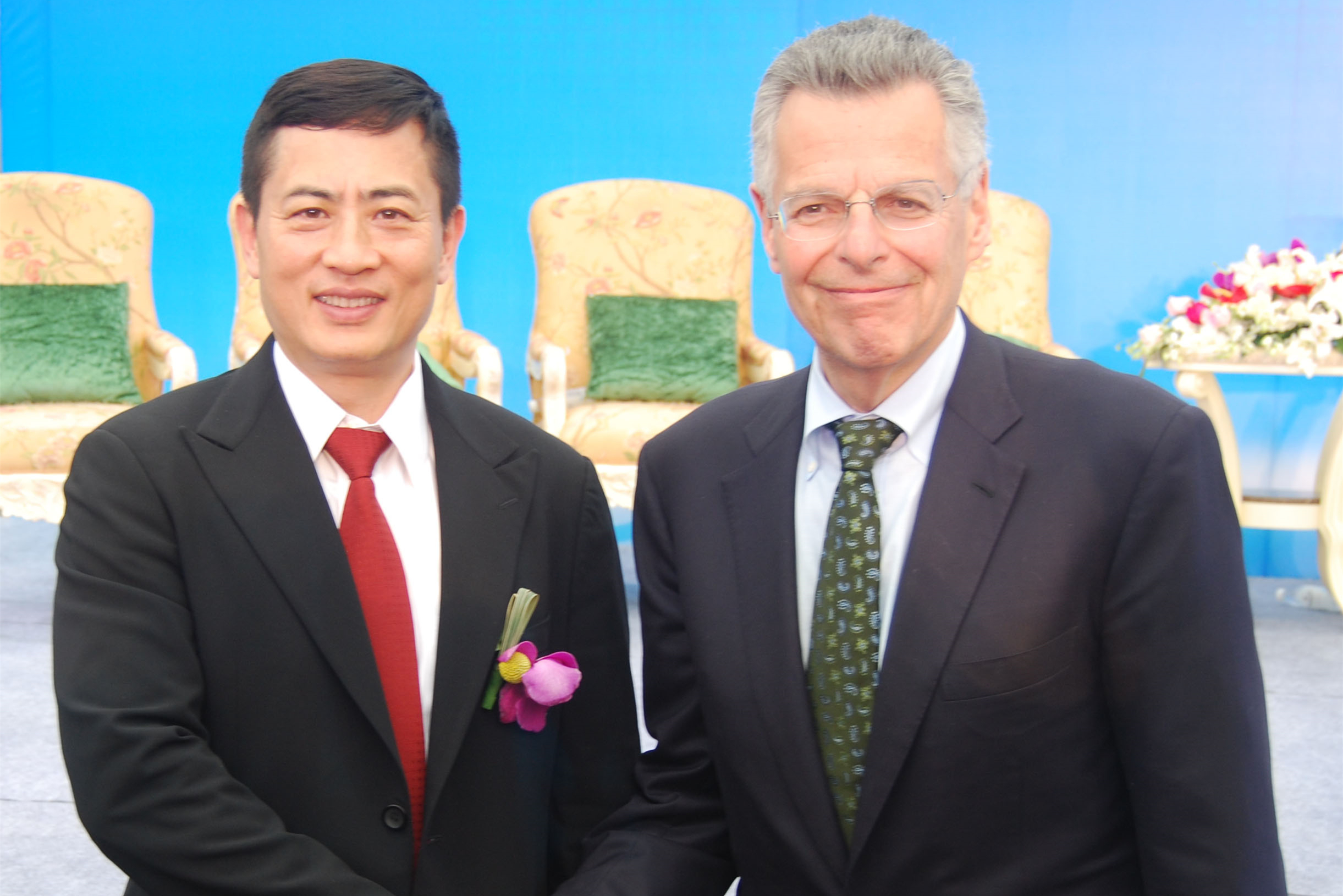 President Bin Chen in a discussion with Nobel laureate economist Dr. Myron Samuel Scholes