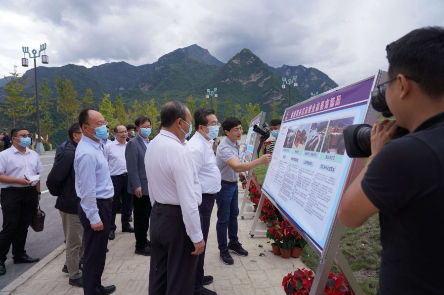 DENG XIAOGANG, DEPUTY SECRETARY OF SICHUAN PROVINCIAL PARTY COMMITTEE, VISITED CHG DIEXI GEMSTONE TOWN PROJECT TO INSPECT AND GUIDE THE WORK