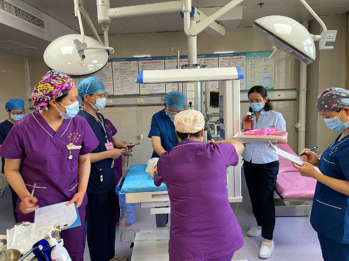 Regular practice and drills for newborn resuscitation would promote the emergency responses of the clinic doctors and nurses and the cooperation ability of multi-disciplinarity team, thereby improving the treatment level of the newborn critical illness.