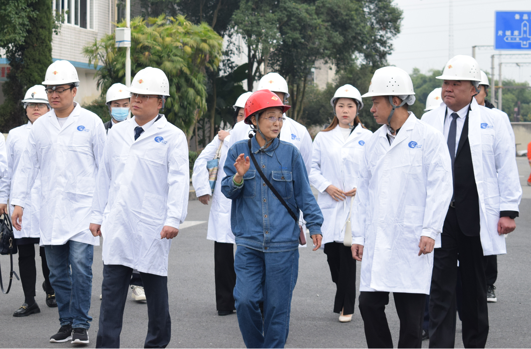 Dr. Cheng Yifeng, Vice President of the Group, Led a Delegation to Huarong Chemical for a Visit and Exchange