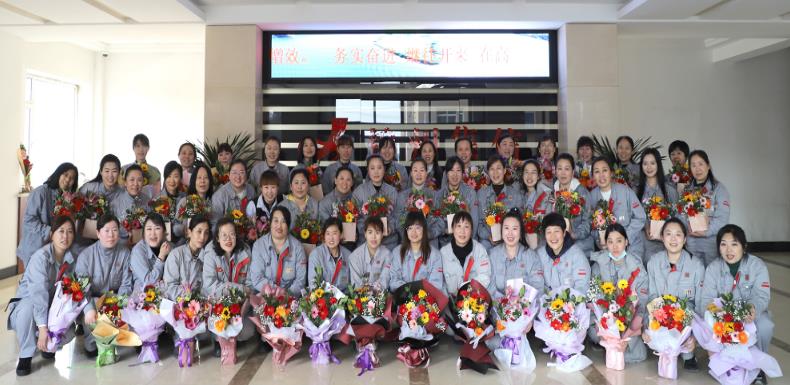 The company organizes female employees to carry out flower arrangement activities