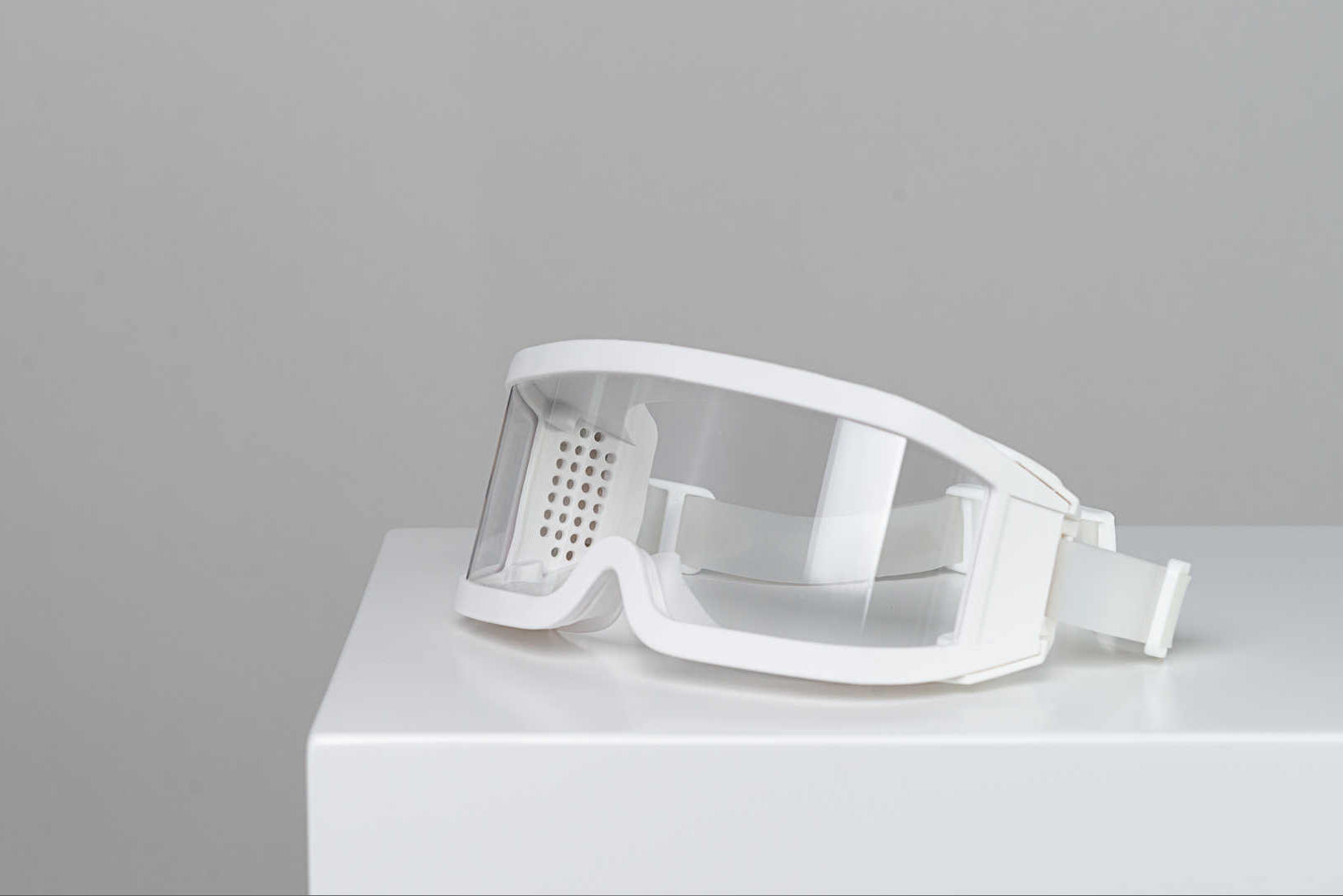 Medical isolation goggles