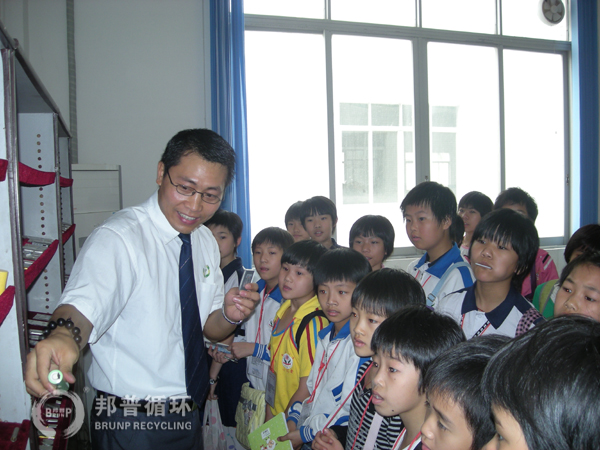 Foshan Junior Journalists Association organized a delegation to visit, study and practice interviews