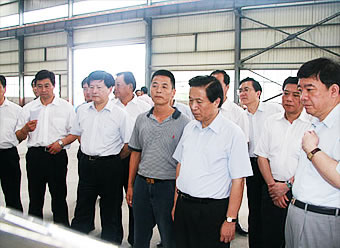 Август 2008 года - партийный секретарь провинции Цзянсу, г-н Лян Баохуа, осмотрел нашу компанию