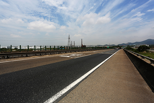 杭宁高速湖州段路面整修  