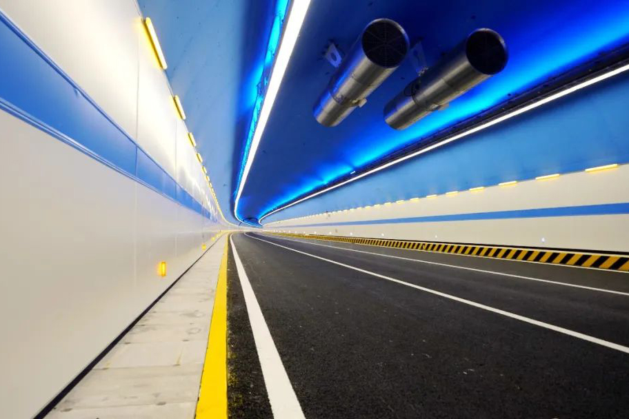 済南望岳路トンネル竣工  5600pcs  創新型平板トンネルランプ 