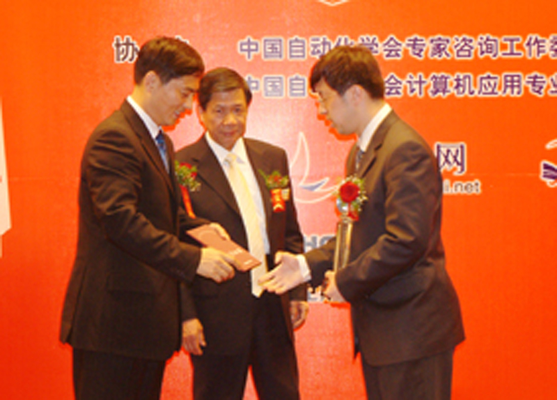 President Bin Chen in 2006, with Jun Hu, deputy chief designer of the “Shenzhou VI” Award
