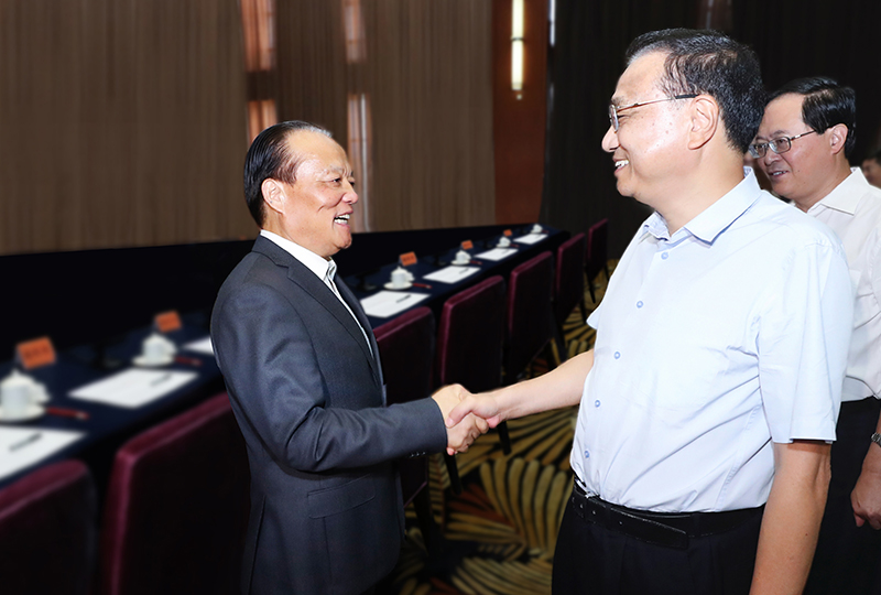 中共中央政治局常委、国务院总理李克强，于2018年9月28日与集团董事局主席张毓强亲切握手交谈。