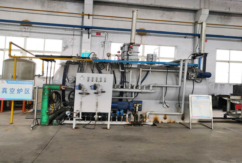 Double chamber vacuum carburizing oil quenching furnace