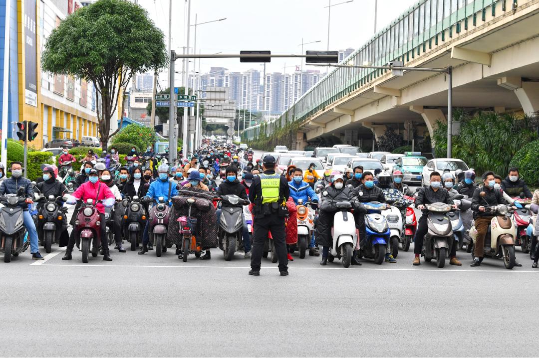 لي شوفو ، ممثل المؤتمر الشعبي الوطني لعام 2020 ، اقتراحات جلستين - تحرير "الحظر المفروض على الدراجات النارية" بشكل مناسب والتخطيط علميًا لقيادة الدراجات النارية في المناطق الحضرية