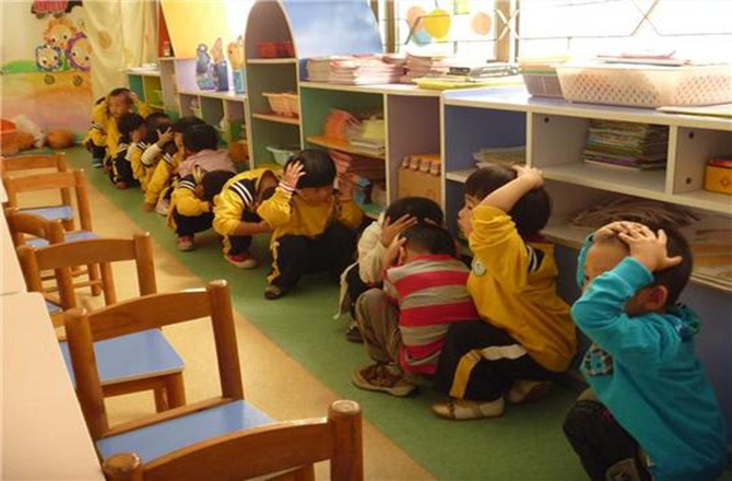 应急教育从娃娃抓起：幼儿园的孩子们在教室里开展应急避难演练（中国家庭应急网报道）