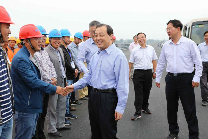 时任扬州市市委书记谢正义视察向阳河工程现场