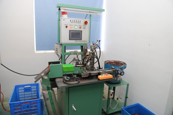 Fully automatic oil seal cutting machine