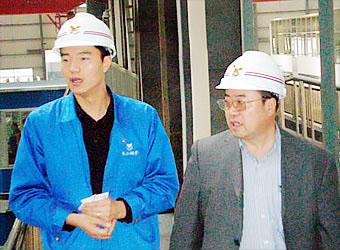 Апрель 2008 года - Генеральный директор компании Baosteel Group г-н Си Юнтао (справа) посетил нашу компанию для ознакомления с делом